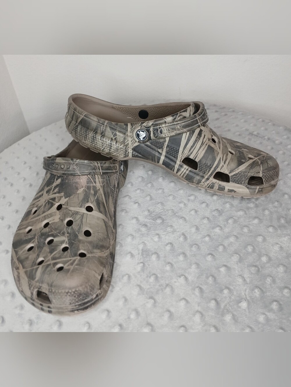 Crocs Classic Camo Men's Clog - Tan/Gray